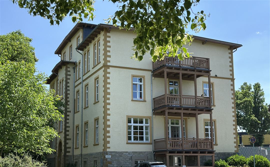 Beiges Haus mit vier Stockwerken und drei angebauten Balkonen aus Holz Foto der Außenstelle Bielefeld, Volkening Haus