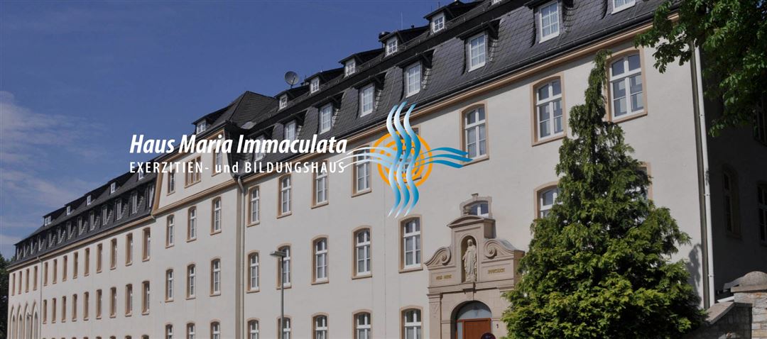 Langgezogenes fünfstöckiges Gebäude mit grauem Dach und vielen einzelnen Fenstern Foto der Außenstelle Paderborn, Haus Maria Immaculata