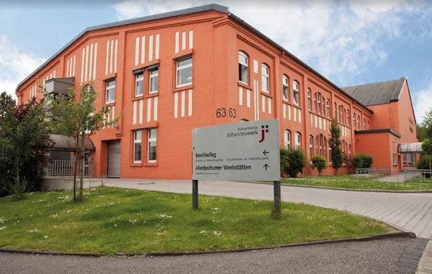 Ziegelrotes Schulgebäude mit zwei Stockwerken Foto der Außenstelle Bochum, Berufskolleg