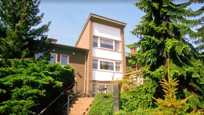 Braunes, verschachteltes Haus mit Treppe und Tannen davor Foto der Außenstelle Bochum, Goerdthof