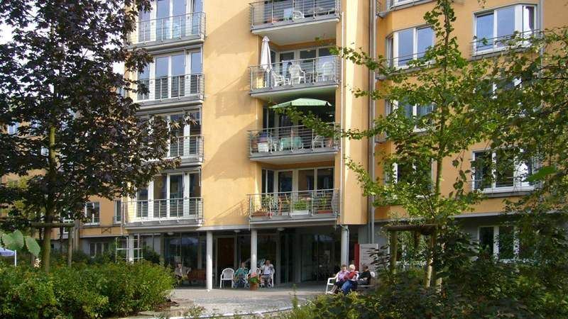 Beiges mehrstöckiges Gebäude mit vielen Fenstern Foto der Außenstelle Dortmund, Alters-Institut (TFH)