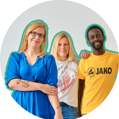 2 Frauen und 1 Mann lächeln in die Kamera